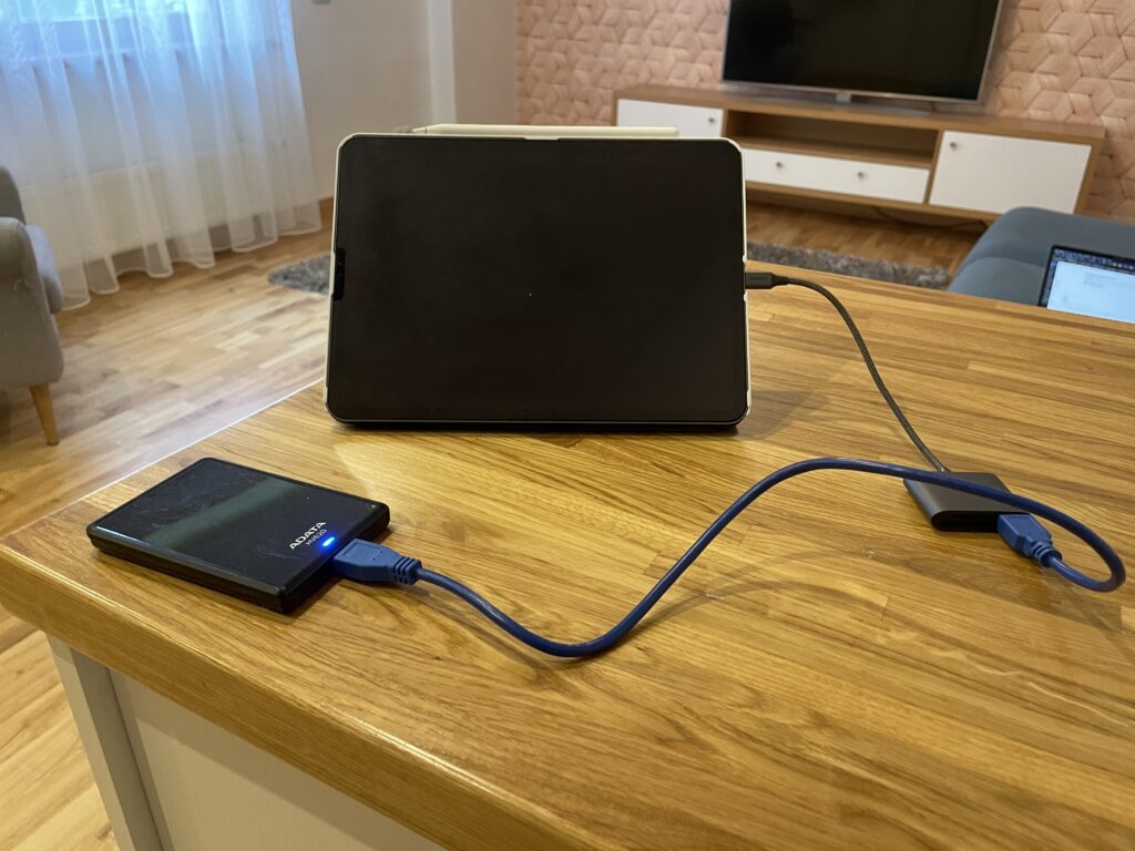 adata hard drrive HV 620 connected to ipad